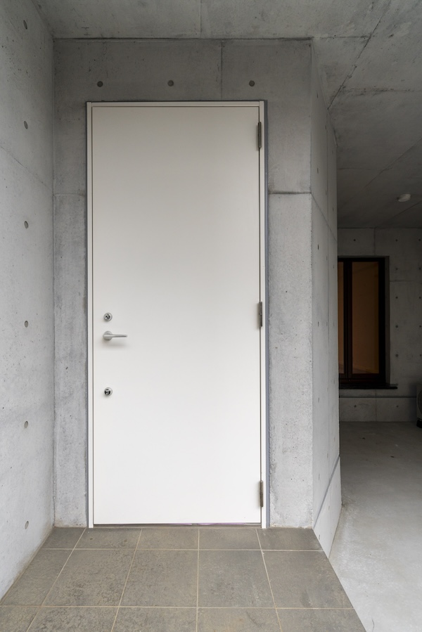 スチール玄関ドア　右吊枠　ホワイト